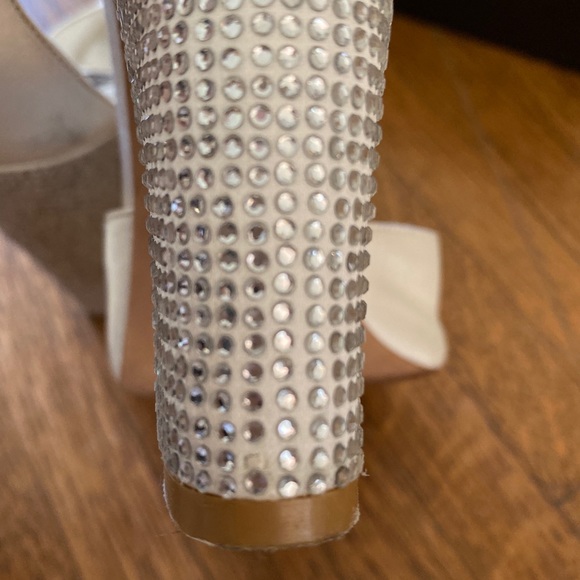 Badgley Mischka Ivory jeweled heels size 8.5 - Picture 4 of 9
